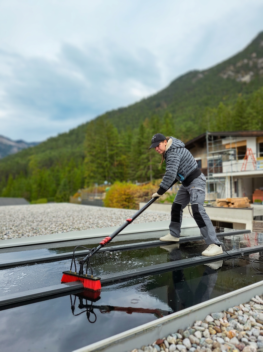 HomeShine Mitarbeiterin bei der professionellen Reinigung in Tirol
